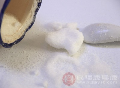 在清洗地毯的时候放入少许的盐