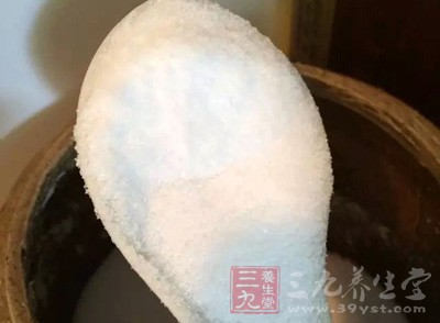 外观及滋味都与食盐相似，并在工业、建筑业中广为使用
