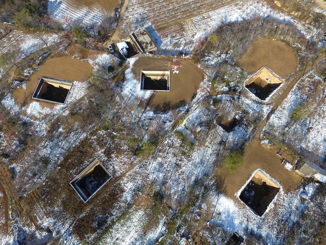俯瞰：雪后黄土高原地坑院